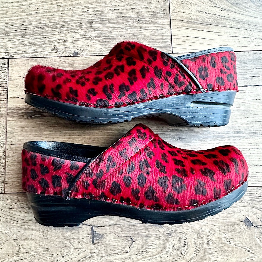 Dansko womens red and black calf hair cheetah comfortable clogs size 38 (7.5-8)